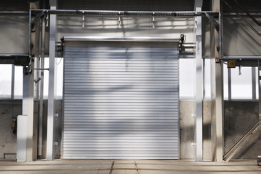 Roller garage door fitted with a secure locking mechanism